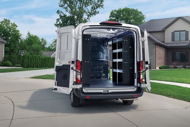 Une fourgonnette Ford Transit® 2024 ouverte montrant des étagères