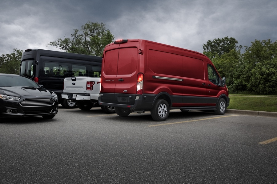 Une fourgonnette Ford Transit® 2024 reculant dans un espace de stationnement