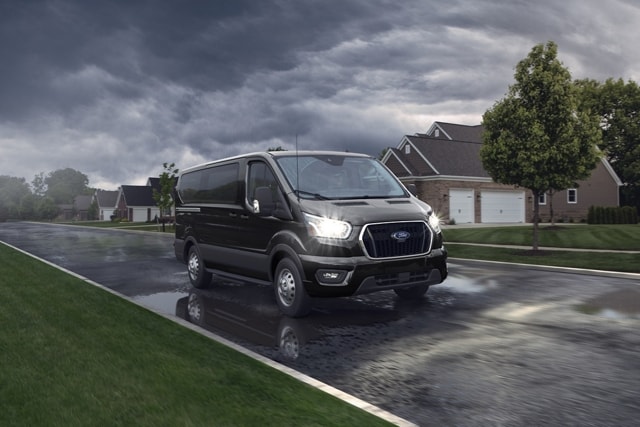 Écran divisé. Le côté gauche est une vue tronquée du moteur, le côté droit est une fourgonnette Ford Transit® 2024 roulant sur un pont.