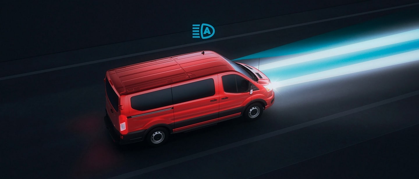 Illustration d’une fourgonnette Ford Transit® 2025 la nuit avec phares allumés