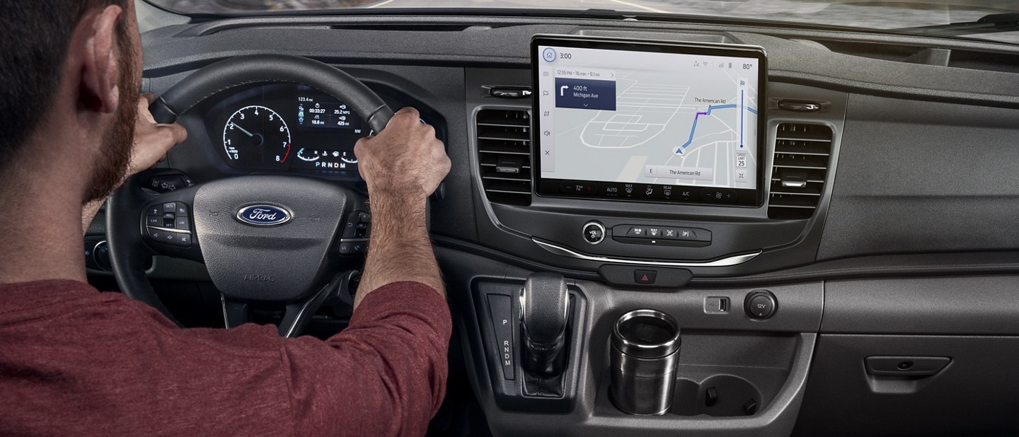 Intérieur d’une fourgonnette Ford Transit® 2025 montrant l’écran tactile et le tableau de bord