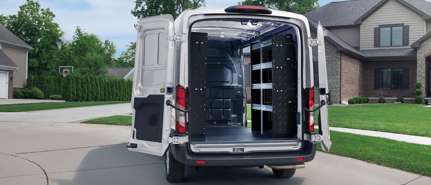 Une fourgonnette Ford Transit® 2025 avec les portières ouvertes présentant tout l’espace de chargement