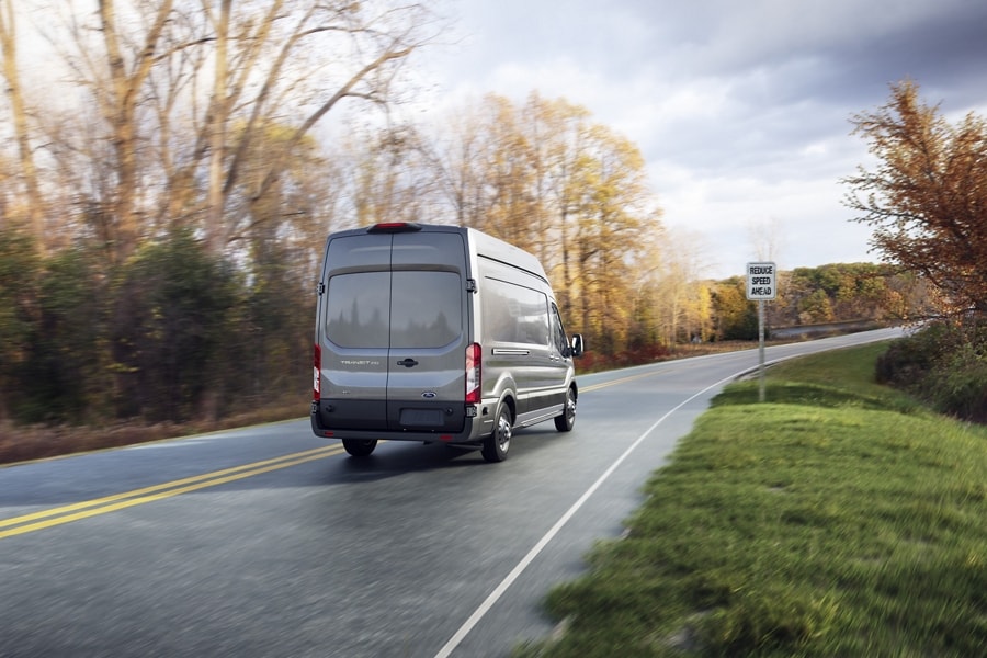 Une fourgonnette Ford Transit® 2025 circulant sur une route