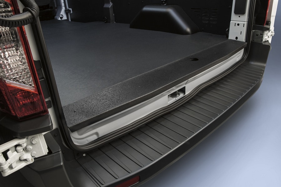 Gros plan du pare-chocs sur lequel se trouve le bas de portière