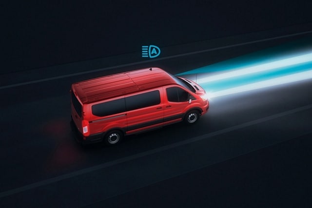 Dramatisation vidéo d’un modèle Ford Transit® 2025 avec feux de route automatiques