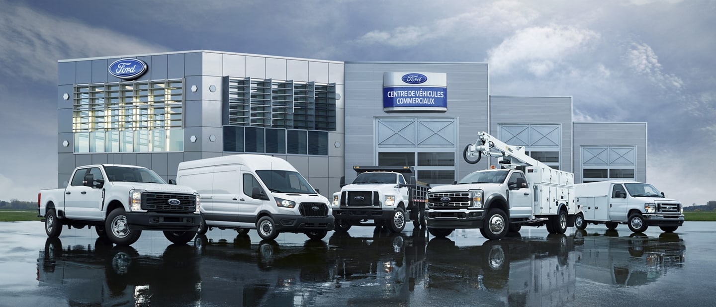 Plusieurs véhicules commerciaux Ford stationnés au centre des véhicules commerciaux Ford