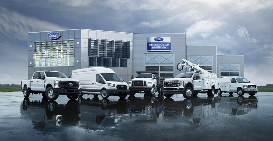 Véhicules commerciaux Ford stationnés à un centre des véhicules commerciaux Ford